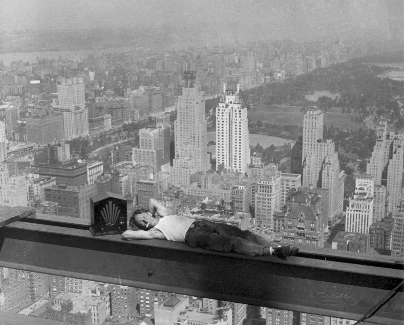 Illustration for article titled Death-Defying Photos Of Skyscraper Construction Workers Goofing Around